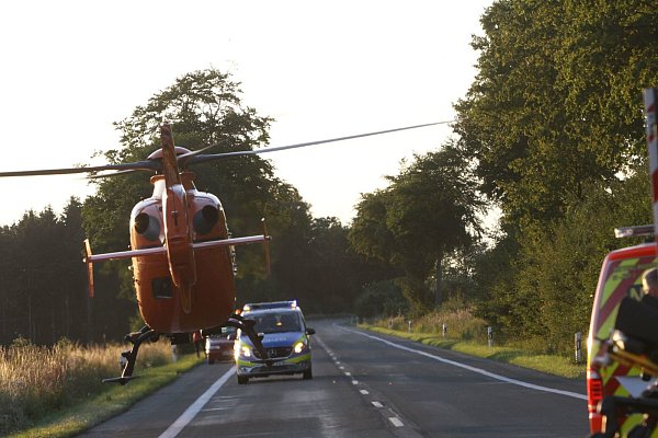 Ein Rettungshubschrauber brachte die schwer verletzte Beifahrerin ins Krankenhaus. - © Hermann Ludwig