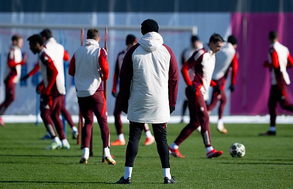 Bayern-Trainer Vincent Kompany (vorne) beobachtet seine Spieler beim Training. - © Sven Hoppe/dpa