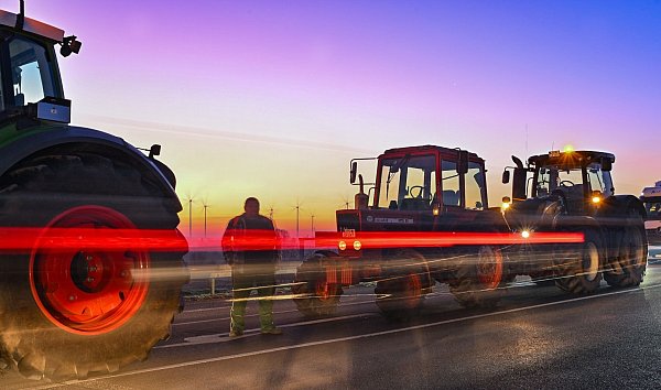 Landwirte blockieren mit ihren Fahrzeugen bei Jacobsdorf (Brandenburg) die Auffahrt auf die Autobahn A12 in Richtung Berlin. - © Patrick Pleul/dpa