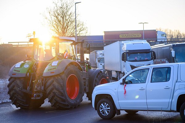 Ein Traktor blockiert die A2-Autobahnauffahrt Magdeburg-Rothensee in Richtung Hannover. - © Klaus-Dietmar Gabbert/dpa