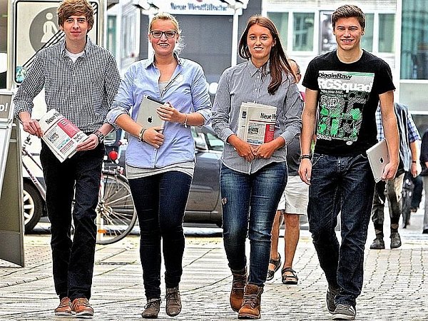 Die Auszubildenden Patrick Prante, Franziska Klocke, AlinaWulfmeier und Marc Roos (v. l.) informieren sich täglich in der NW. Und sind so immer einen Schritt voraus nachweislich und in vielen Bereichen. - © FOTO: WOLFGANG RUDOLF