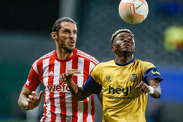 Union-Kapitän Christopher Trimmel (l) im Zweikampf mit Simon Adingra von Saint-Gilloise. - © Bruno Fahy/BELGA/dpa