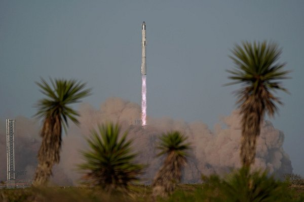 Da sah noch alles gut aus: Das Starship hebt von Florida aus ab. - © Eric Gay/AP/dpa
