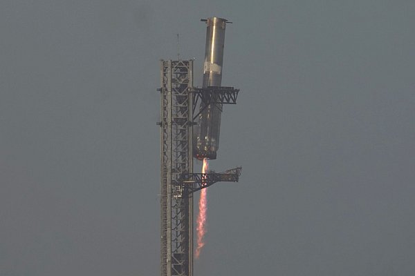 Die untere Stufe des Starship landet wie vorgesehen. - © Eric Gay/AP/dpa