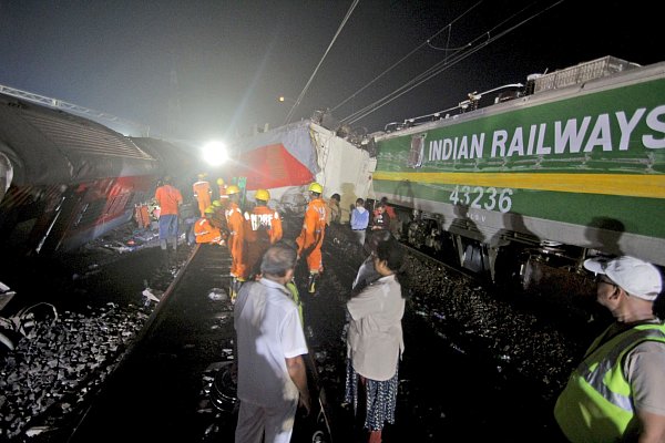 Rettungskräfte arbeiten an der Unglücksstelle. - © Uncredited/AP