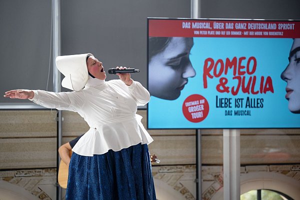 Ein kleiner Vorgeschmack: Bei einem Presse-Event wurde die Tournee von «Romeo & Julia – Liebe ist alles» vorgestellt. - © Henning Kaiser/dpa