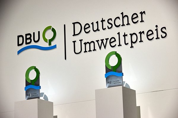 Der Deutsche Umweltpreis wird am 26. Oktober in Chemnitz von Bundespräsident Frank-Walter Steinmeier an die Preisträger überreicht. (Symbolbild) - © Georg Wendt/dpa