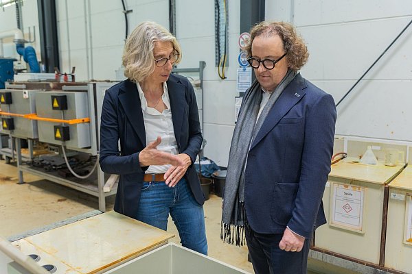 Ohne Zinkbeschichtung würden im Alltag viele Stahlbauwerke und Gegenstände durch Kontakt mit Sauerstoff aus der Luft rosten. - © Markus Große Ophoff/DBU/dpa
