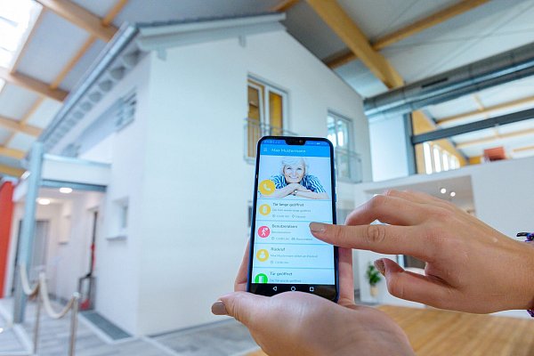 Intelligente Assistenztechniken können den Pflegealltag erleichtern - häufig sind sie per Smartphone steuerbar. - © Armin Weigel/dpa/dpa-tmn