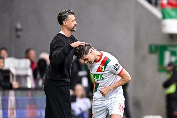 Sandro Wagner tätschelt Mert Kömür, den besten Augsburger, nach dessen 2:0. - © Harry Langer/dpa