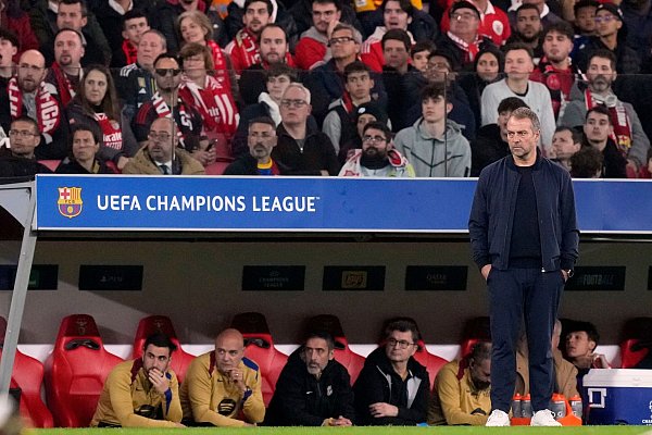 Hansi Flick erlebte mit dem FC Barcelona einen großen Fußballabend - © Armando Franca/AP/dpa