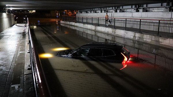In Bruchsal im Landkreis Karlsruhe gibt es Überflutungen. - © René Priebe/dpa