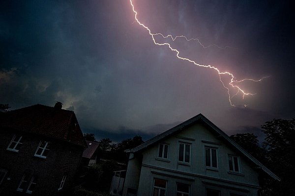 Nach der Hitze gab es Unwetter in Deutschland. - © Hauke-Christian Dittrich/dpa