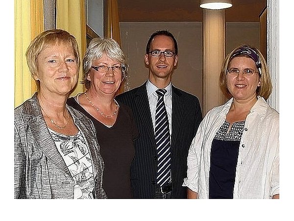 Sabine Scholz-Hörstmann (2. von links) begrüßte als ReferentInnen Andrea Strulik (von links), Klaus Marschall und Dr. Harriet Heier.