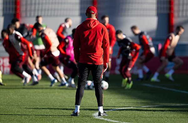 Bayern-Trainer Vincent Kompany beobachtet seine Spieler beim Training vor dem PSG-Spiel. - © Sven Hoppe/dpa