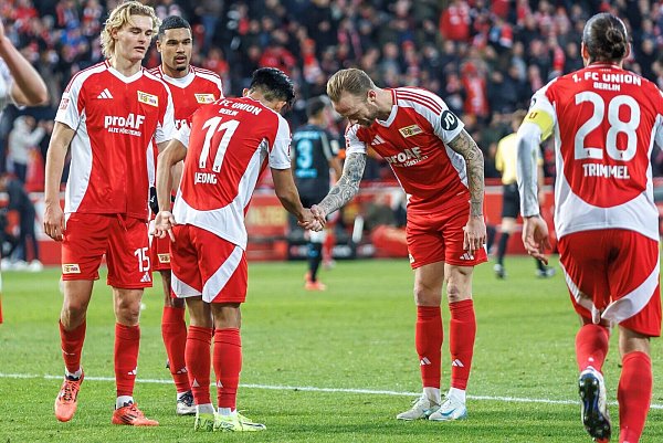 Berlins Kevin Vogt bedankt sich bei Wooyeong Jeong nach dessen Treffer zum 1:1. - © Andreas Gora/dpa