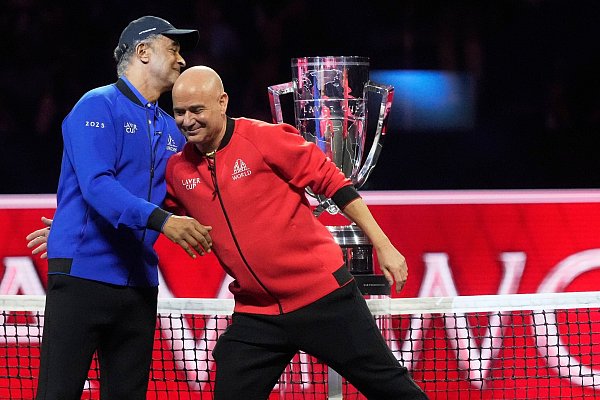 Die beiden Tennis-Legenden Yannick Noah (Team Europa) und Andre Agassi (Welt) sind die Kapitäne. - © Jeff Chiu/AP/dpa