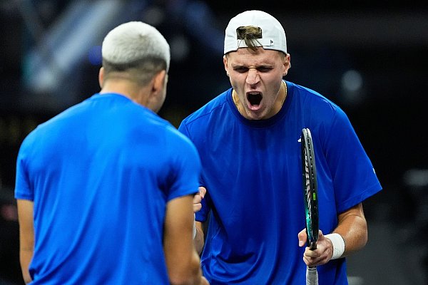Der Weltranglistenerste Carlos Alcaraz aus Spanien (l) gewann beim Laver Cup im Doppel. - © Jeff Chiu/AP/dpa