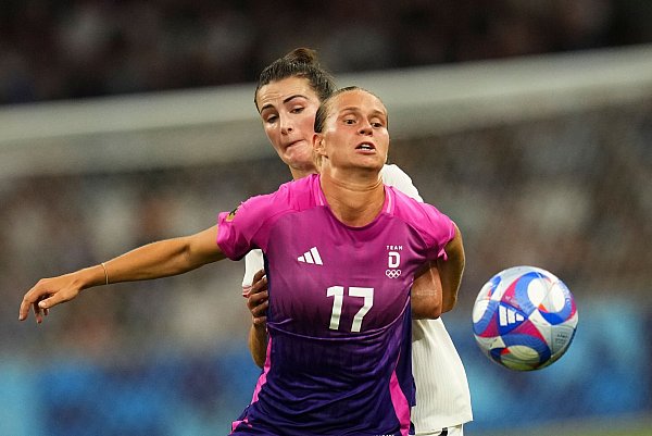 Klara Bühl: Hofft auf erstes Turniertor gegen Sambia - © Daniel Cole/AP/dpa