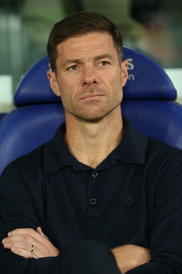 Xabi Alonso verliert auch im Erfolg nicht die Bodenhaftung - © Alberto Saiz/AP/dpa