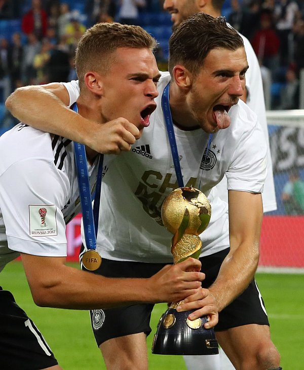 2017 holte Goretzka (r.) mit Kimmich den Confed-Cup-Pokal. - © picture alliance / Christian Charisius/dpa