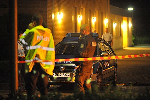 Die Polizei riegelte das Areal an der Dunlopstraße ab. - © FOTO: ANDREAS FRÜCHT