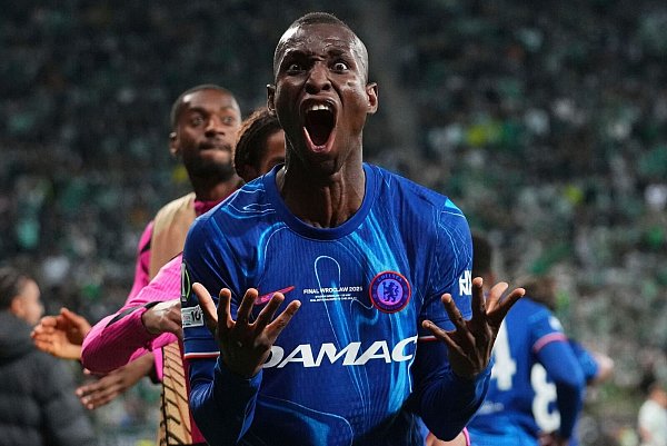 Münchner Wunschspieler: Nicolas Jackson vom FC Chelsea. - © Petr David Josek/AP/dpa