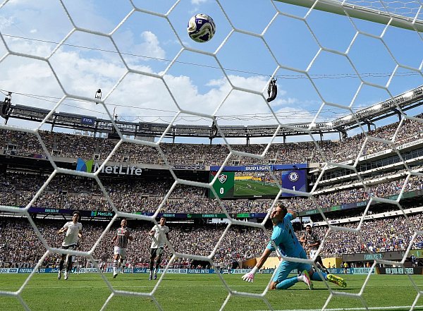 João Pedro trifft wuchtig zum 2:0. Es war sein zweiter Tor-Streich gegen sein Fluminense. - © Frank Franklin II/AP/dpa