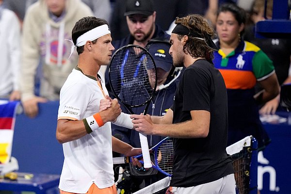 Daniel Altmaier (l) besiegte in New York den Griechen Stefanos Tsitsipas. Bei der Begegnung am Netz ärgerte sich Tsitsipas. - © Frank Franklin II/AP/dpa