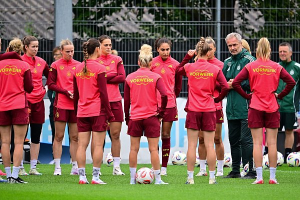 Die Beratungen vor dem Spanien-Spiel laufen. - © Sebastian Christoph Gollnow/dpa