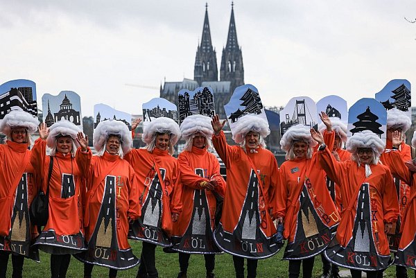Lehrerinnen stellen sich in Köln zum «Schull- un Veedelszöch» auf. - © Oliver Berg/dpa