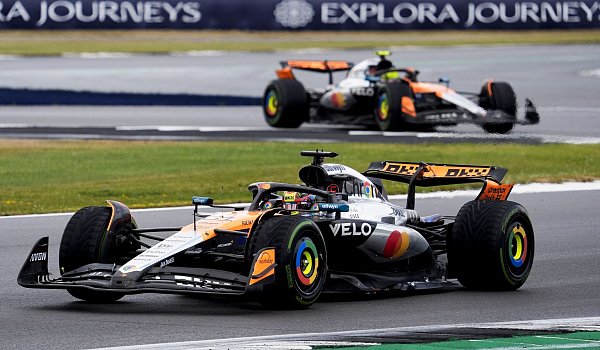 McLaren-Fahrer Oscar Piastri aus Australien vor seinem Teamkollegen Lando Norris aus Großbritannien auf der Strecke. - © Andrew Matthews/PA Wire/dpa