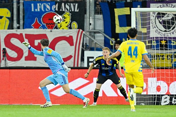 Der Anfang vom Ende für den 1. FC Saarbrücken: Torwart Menzel kann das 0:1 nicht verhindern. - © Uwe Anspach/dpa