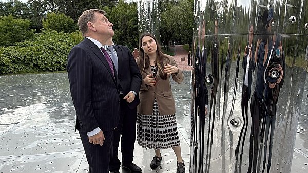 Außenminister Johann Wadephul besichtigt in der Holocaust-Gedenkstätte Babyn Jar eine Installation zum Gedenken an die Opfer. - © Jörg Blank/dpa