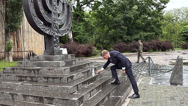 Außenminister Johann Wadephul (CDU) stellt in der Holocaust-Gedenkstätte Babyn Jar eine Kerze ab und legt einen Stein nieder. - © Jörg Blank/dpa