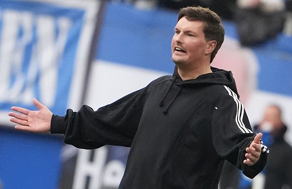 HSV-Trainer Merlin Polzin gestikulierte am Spielfeldrand. - © Marcus Brandt/dpa