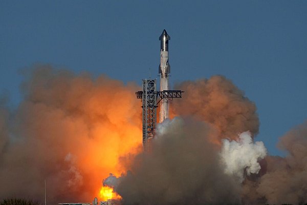SpaceX\'s Mega-Rakete Starship hebt zu einem Testflug von der Starbase in Boca Chica, Texas, ab. - © Eric Gay/AP/dpa