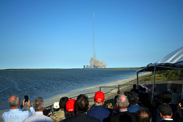 Auch der designierte US-Präsident Donald Trump beobachtet den Start des sechsten Testflugs der SpaceX Starship-Rakete in Brownsville, Texas. - © Brandon Bell/Getty Images North America Pool via AP/dpa