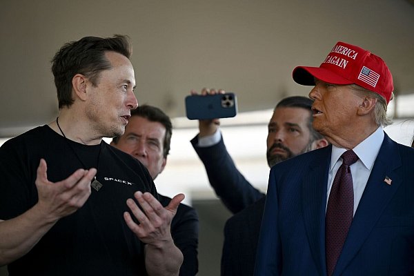 Elon Musk spricht mit dem designierten US-Präsidenten Donald Trump vor dem Start des sechsten Testflugs der SpaceX Starship-Rakete in Boca Chica, Texas. - © Brandon Bell/Getty Images North America Pool via AP/dpa