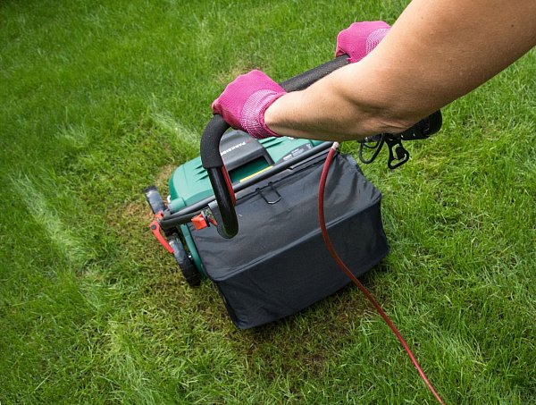 Mit dem Vertikutieren des Rasens wartet man besser - im zeitigen Frühjahr können Schäden im Gras nicht regeneriert werden. - © Christin Klose/dpa-tmn