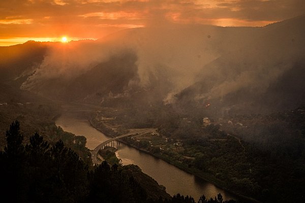 Waldbrände verursachen hohe Kohlenstoff-Emissionen. (Archivbild) - © Adrián Irago/EUROPA PRESS/dpa