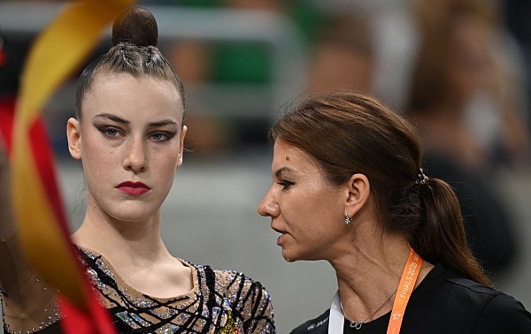 Volle Konzentration: Darja Varfolomeev (l) und ihre Trainerin Julija Raskina. - © Hendrik Schmidt/dpa
