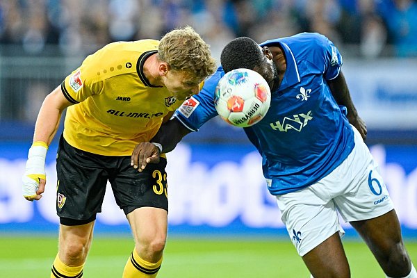 Im Kopfballduell: Christoph Daferner von Dynamo Dresden (l) und Darmstadts Patric Pfeiffer. - © Uwe Anspach/dpa