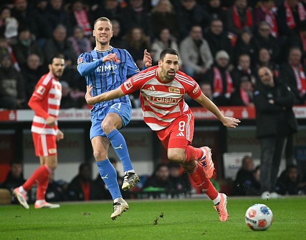 Berlins Torschütze Rani Khedira im Duell mit dem Heidenheimer Adrian Beck. - © Soeren Stache/dpa
