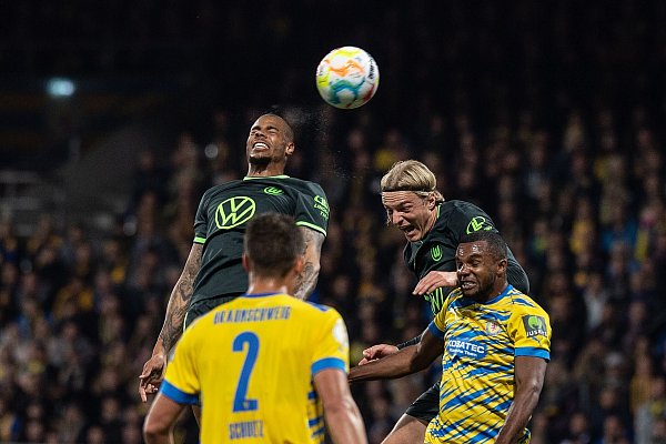 In Leeds wieder vereint: Lukas Nmecha und Sebastiaan Bornauw - © Swen Pförtner/dpa