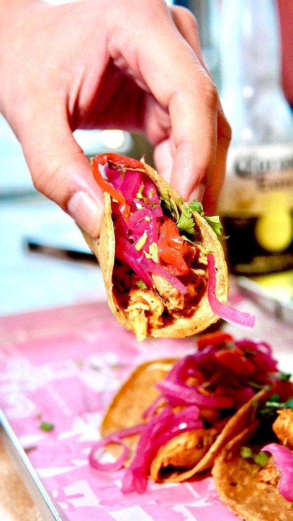 Pollo Pibil Tacos nennt Andres Besson die Hühnchen-Tacos in seiner Taqueria «Los Carnales». - © Andres Besson/dpa-tmn