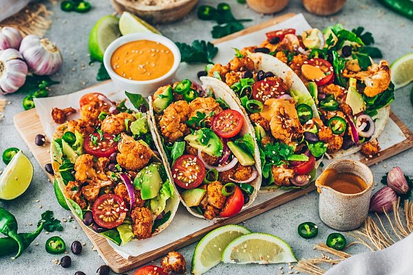 Schön bunt: Mit gebratenen Blumenkohlröschen und Tahini-Sauce schlägt Food-Bloggerin Bianca Zapatka eine vegane Taco-Variante vor. - © Bianca Zapatka/dpa-tmn