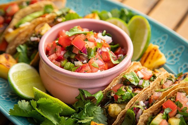 An der Salsa zu den Hähnchen-Tacos kann sich jeder nach Wahl bedienen. Die Salsa wird in der mexikanischen Küche «Pico de gallo» (spanisch für «Hahnenschnabel») genannt. - © Christin Klose/dpa-tmn