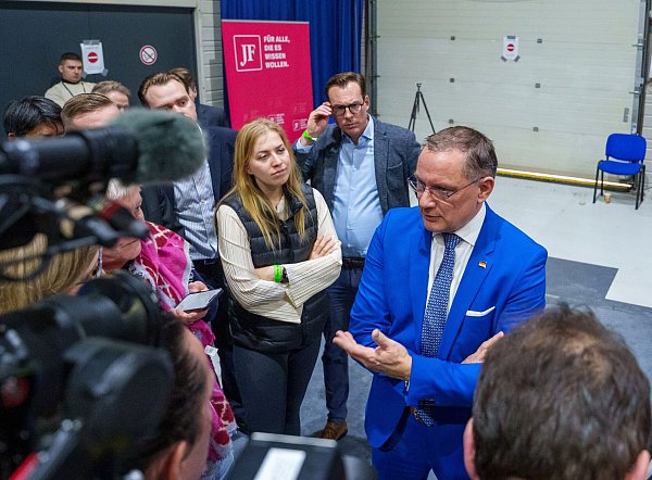 AfD- Chefin Tino Chrupalla im Gespräch mit Reportern am Rande des Gründungskongresses der neuen AfD-Jugendorganisation Generation Deutschland. - © Thomas Frey/dpa
