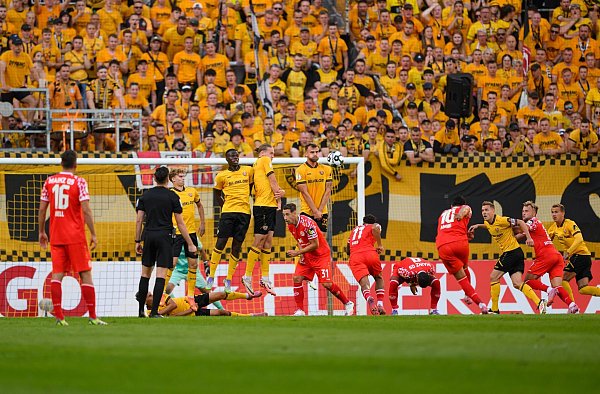 Nadiem Amiri (1. FSV Mainz 05, 4.v.r) verwandelt einen Freistoß zum 0:1. - © Robert Michael/dpa